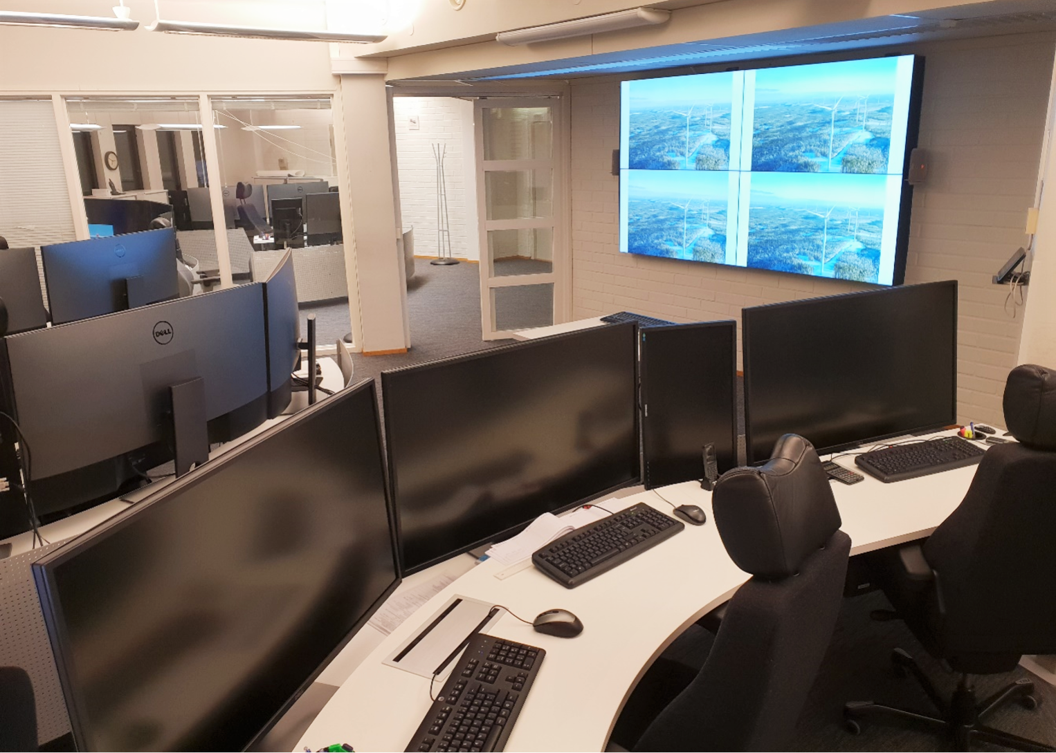 Käyttökeskus suunnittelee ja johtaa sähköverkon kytkentöjä ja käyttökeskuksen työntekijät varmistavat verkon toiminnan vuorokauden ympäri.