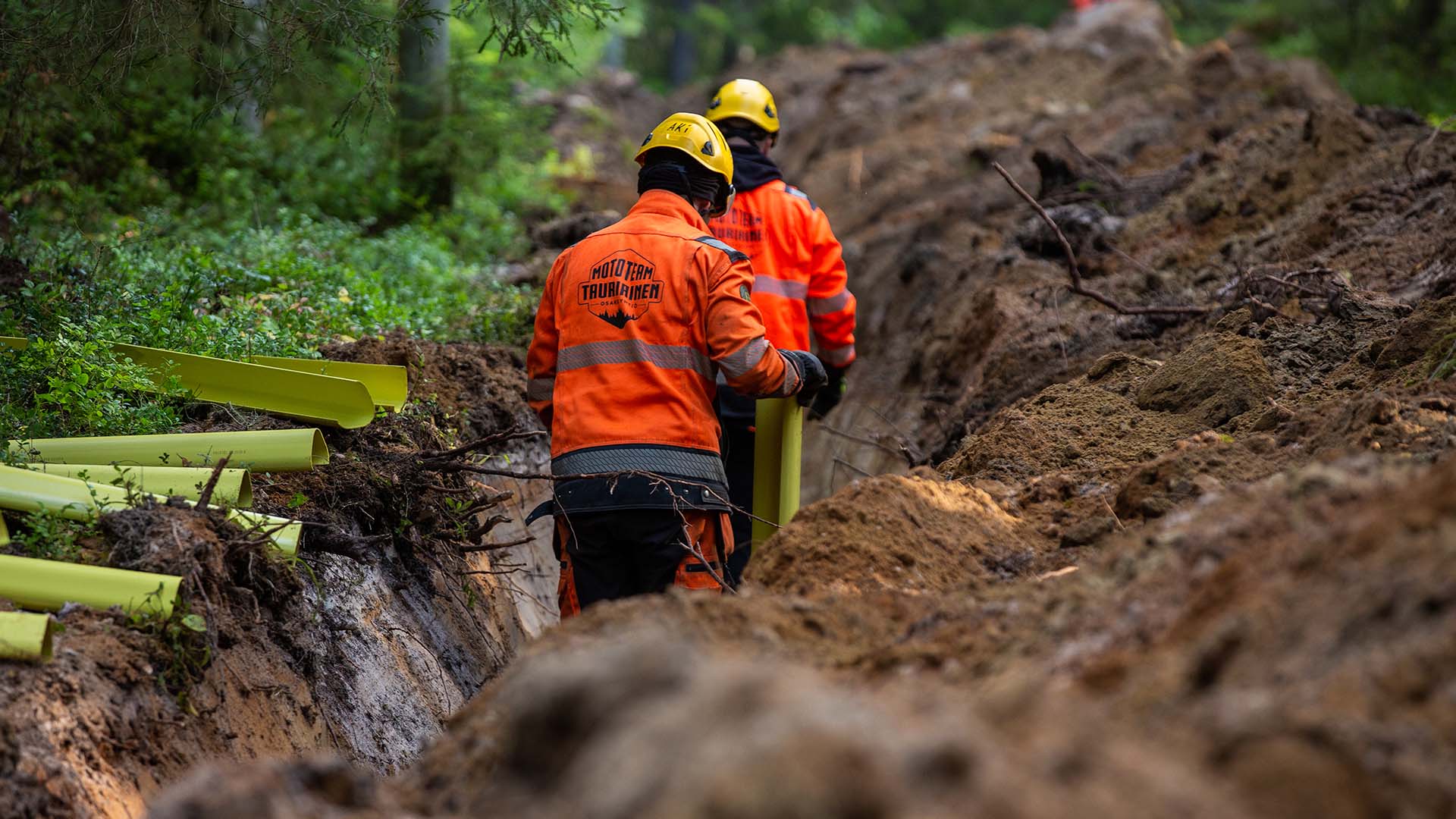 Sähköverkkoyhtiö Kajaven kaapelityömailla kesä on kiireistä aikaa.
