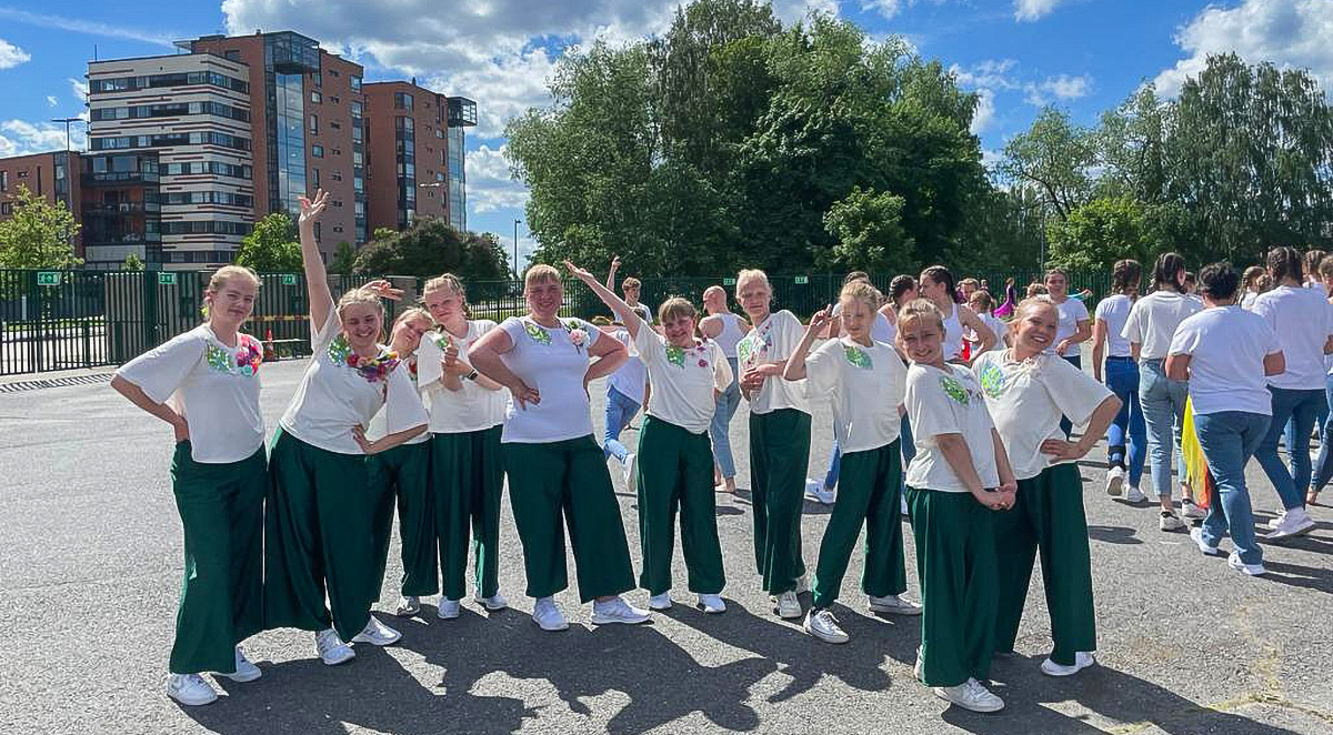 Kivattarien voimistelijat ryhmäkuvassa Tampereella.