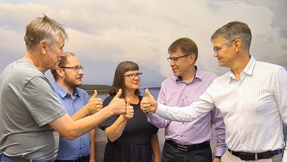 Allianssin osapuolet peukuttavat toisilleen